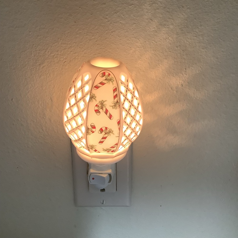 Sorelle porcelain china vintage Christmas lattice plug in night light